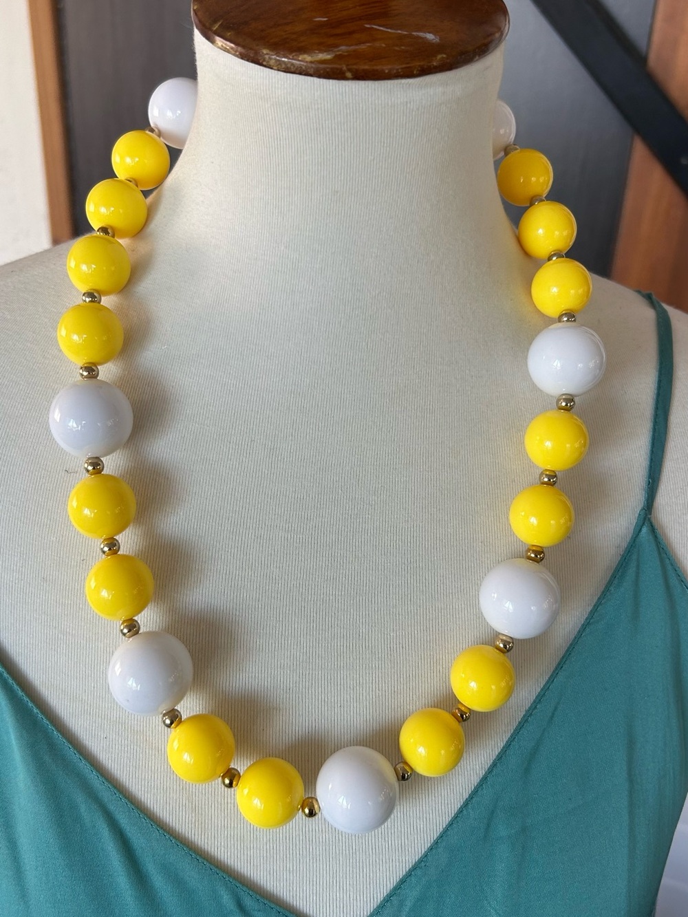 Yellow & White Chunky Beaded Statement Necklace Gold Tone Seashell Charm bubble